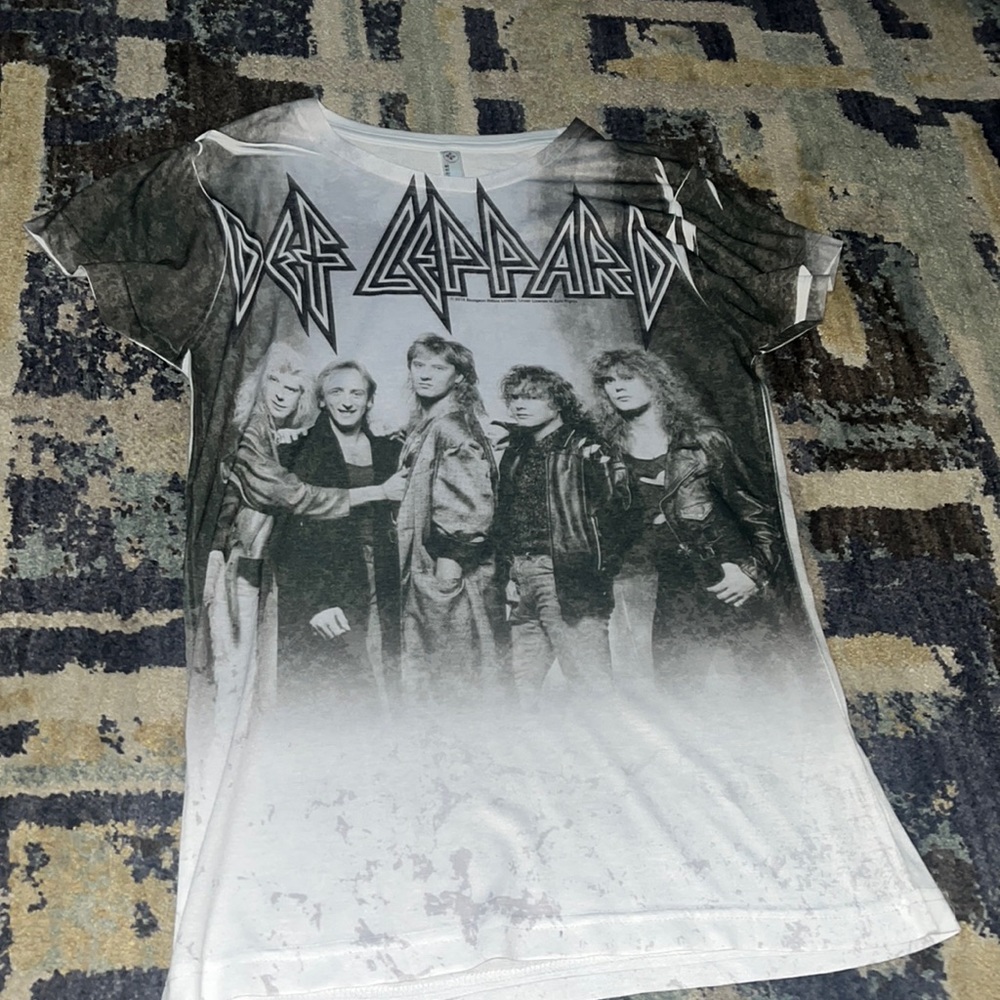 Def Leppard t shirt. Super cute